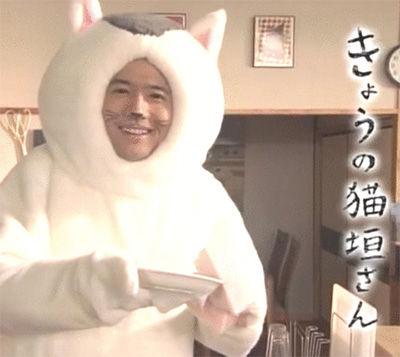 コントで猫に扮する稲垣吾郎