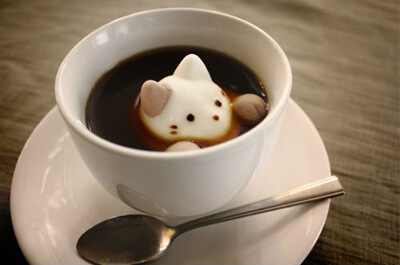 猫のクリームが乗ったコーヒー