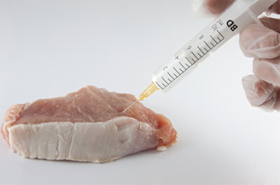 肉に保存料を注射する